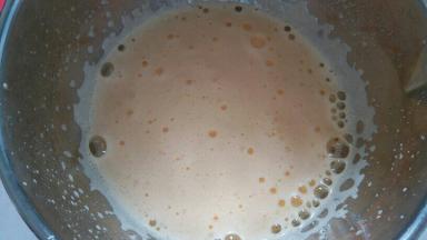 煮开的糖水立马倒进蛋黄内，边倒边用电动打蛋器搅拌，防止把蛋黄烫熟了，糖水不要直接倒在打蛋头上！