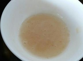 泡发的吉利丁粉隔热水融化，融化的吉利丁液边倒入蛋黄糊内边用电动打蛋器搅拌