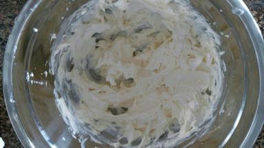 马斯卡彭用电动打蛋器打至顺滑，不要打过了哦，我打了大约12圈的样子