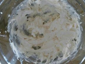 马斯卡彭用电动打蛋器打至顺滑，不要打过了哦，我打了大约12圈的样子