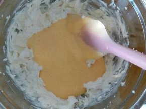 分一半的蛋黄糊到打顺滑的马斯卡彭内，翻拌均匀
