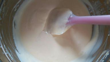 翻拌均匀后奶酪糊倒入余下的蛋黄糊内，一起翻拌均匀