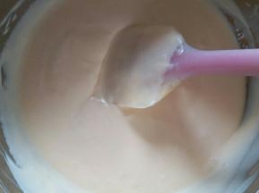 翻拌均匀后奶酪糊倒入余下的蛋黄糊内，一起翻拌均匀
