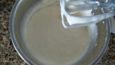 然后打发奶打至五分发油了，奶油内无需加糖，直接打发