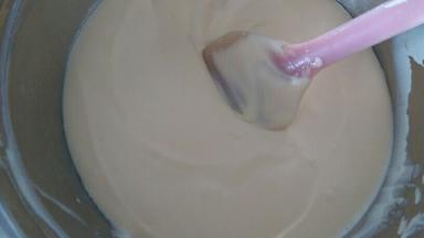 打发的淡奶油和奶酪糊一起翻拌均匀，芝士糊就做好了