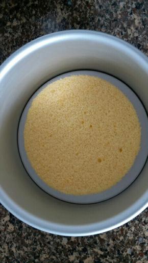 剪小的戚风放入模具内，喷上少量的朗姆酒