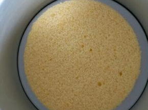 剪小的戚风放入模具内，喷上少量的朗姆酒