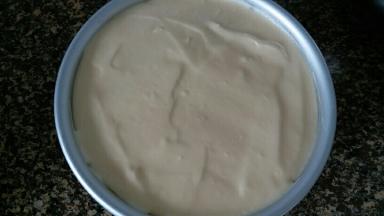 一层戚风胚，一层芝士糊的循环，直至芝士糊用完，然后盖上保鲜膜，放入冰箱冷藏