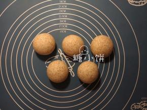不用一发，直接分割成5份，分别滚圆。表面盖上保鲜膜，醒发15分钟