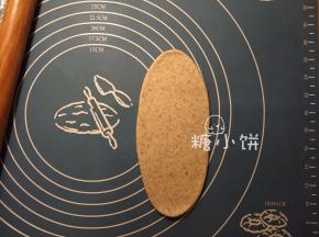 取一个醒发好的面剂子擀开成长椭圆片状