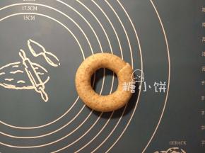 用压扁的那一端包裹另一端，形成一个环状。
这款我留孔比较大，喜欢圆胖成品的话就把孔留小一点。
但是孔不能留太小，否则膨胀之后就没有孔了。