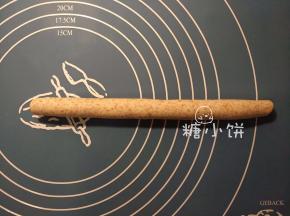 顺长卷起来成长筒状，搓匀