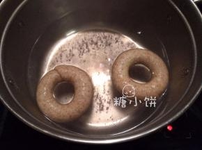煮一锅水，这里我直接用的清水，也可以用糖水。
大火将水煮开后转小火保持微沸状态，丢入末发好的面团每面煮20-30秒。