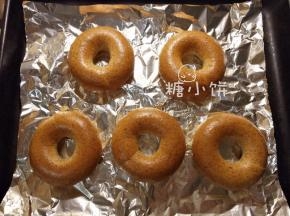 煮好的面团捞出排在烤盘上，送入预热好190℃的烤箱烤20分钟即可。
（我的烤箱只有单上火，我放中上层。上下火烤箱放中下层，并且可适当调整温度）