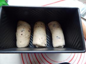 把弄好的面团入至学厨金刚模具盒里