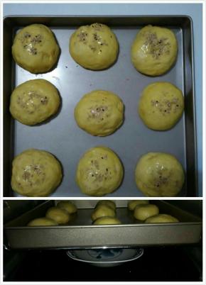 将松弛好的面团放入烤箱里进行二次发酵，发至二倍大时取出刷上蛋液，表面撒上芝麻