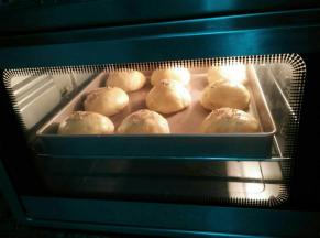 烤箱提前预热170度，将刷好蛋液的面包放入烤箱里烤制28分钟