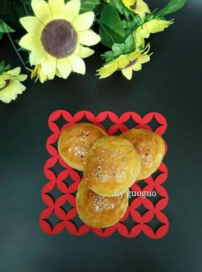 将烤好的面包放到烤网上晾凉