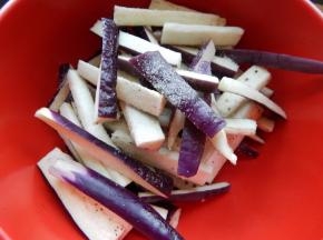 在加入3克盐抓匀