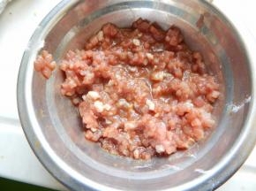 加入料酒生抽淀粉抓匀