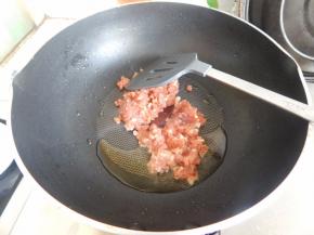 腌好的肉末下锅炒