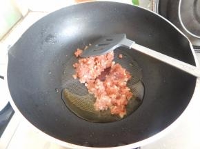 腌好的肉末下锅炒