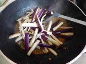 炒至入味加入腌好的茄子