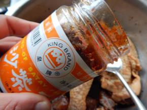 在加入沙茶酱抓匀腌一个晚上