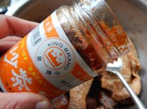 在加入沙茶酱抓匀腌一个晚上