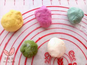 先和面，把红心火龙果挤汁，菠菜和紫甘蓝焯水挤汁(紫甘蓝加一点小苏打就变成蓝色了)，黄色可以用南瓜泥这次我用的蛋黄。汁做好以后就分别和面。