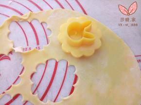 .面擀成面皮用模具压出一个十瓣的花朵形状。