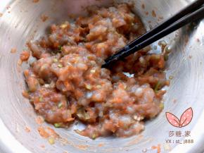 大虾去皮，去虾线，剁成泥。加入调味料(根据你的喜欢)