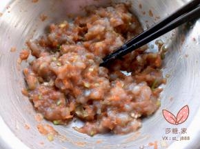 大虾去皮，去虾线，剁成泥。加入调味料(根据你的喜欢)