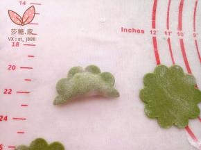 然后再把两头的半个花瓣捏到一起就行了。