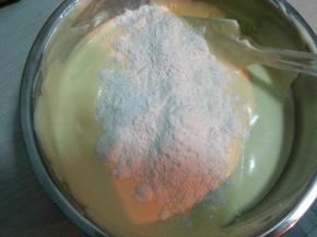 将低粉分次加入到步骤7中翻拌均匀