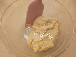 油酥材料混合，分成9份。可以加上自已喜欢的颜色，我这回用的抹茶粉和红曲粉。