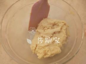 油酥材料混合，分成9份。可以加上自已喜欢的颜色，我这回用的抹茶粉和红曲粉。