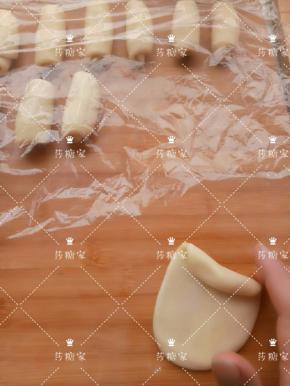 油皮包上油酥擀成牛舌形卷上。醒15分钟后再擀成牛舌再卷起来。