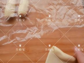 油皮包上油酥擀成牛舌形卷上。醒15分钟后再擀成牛舌再卷起来。