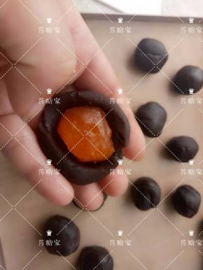 豆沙包蛋黄，包好备用。