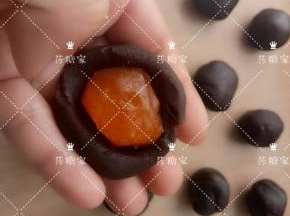 豆沙包蛋黄，包好备用。