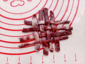 像这样切成8条编好。包上馅