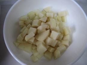 土豆洗净去皮，切成小块，放入微波炉内高火打10分钟（不用微波炉也放锅内加水煮熟）。