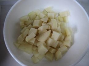 土豆洗净去皮，切成小块，放入微波炉内高火打10分钟（不用微波炉也放锅内加水煮熟）。