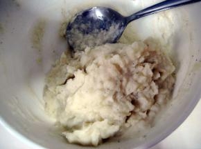 用勺子将土豆碾成泥状，再把所有材料搅拌均匀即可。如果家里有料理机的话，那更省劲啦，而且用料理机打出的土豆泥更细腻。拌匀的土豆泥放入冰箱冷藏后味道更好。