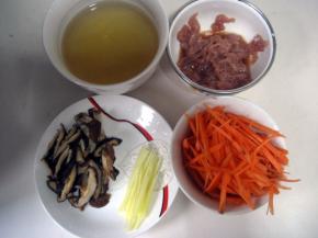 香菇先用凉水浸泡10分钟，取出冲净。再用温水加盖浸泡20分钟，取出切细条（香菇水不要倒掉，留做熬粥用。泡香菇时要把伞面扣在水面，这样有利于泥沙浸泡出来。）；
   瘦肉丝用生抽、料酒、生淀粉和植物油拌匀，腌制10分钟；
   胡萝卜、生姜洗净去皮切丝；