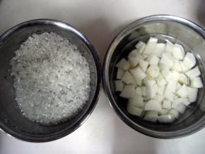 大米和糯米淘洗两遍；山药洗净去皮，切成小块；