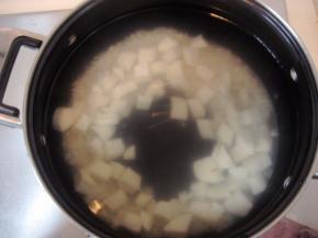 米和山药放入汤锅中（我是煮开后，想起有石锅来，又移到石锅中。家中有砂锅更好），倒入香菇水，再注入适量开水，大火煮开后，转小火熬；
