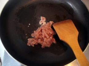 炒锅倒入一大匙植物油，烧热后倒入腌好的肉丝划炒，变色后盛出；