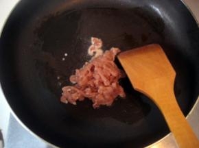 炒锅倒入一大匙植物油，烧热后倒入腌好的肉丝划炒，变色后盛出；